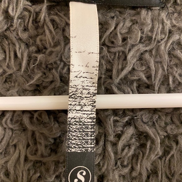 Kenzie Gray Shaggy Faux Fur Vest size small - Picture 3 of 5